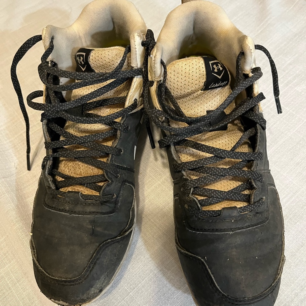 Under armour Cleats size 5.5Y